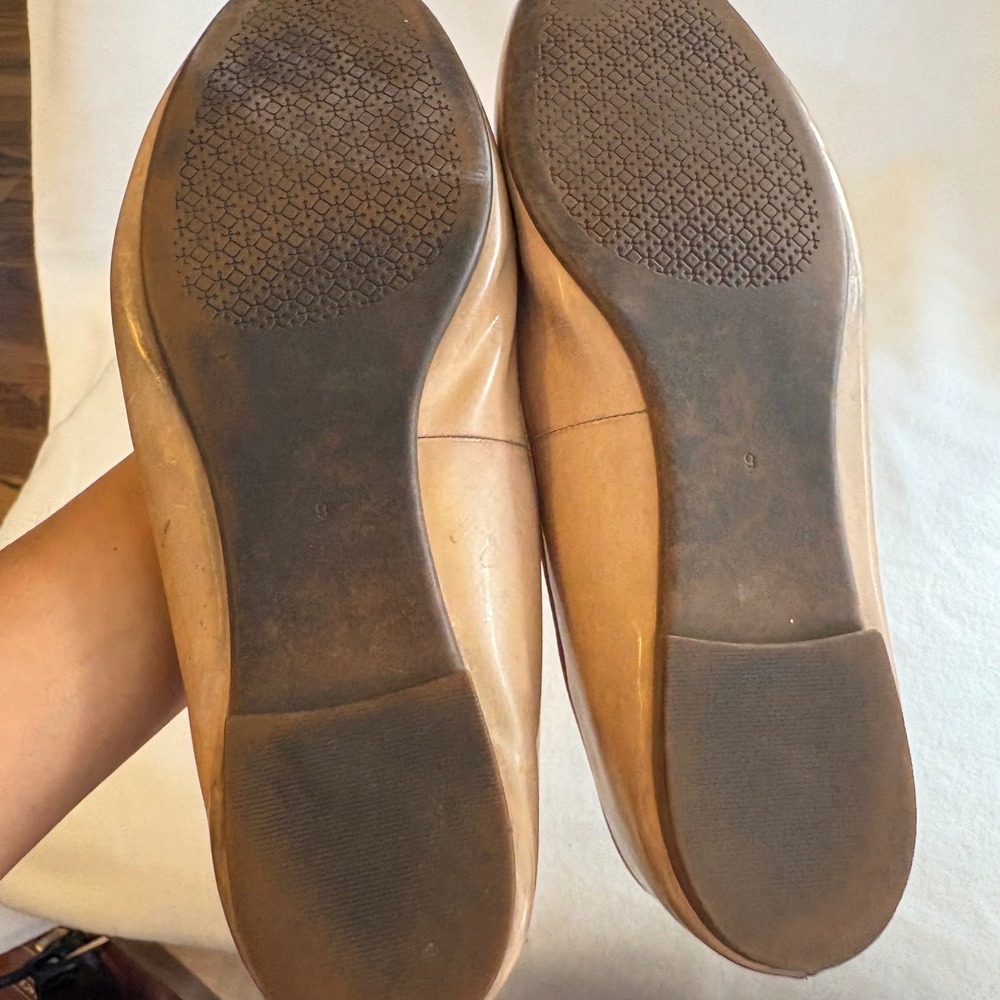 Tory Burch Claire Ballet Flats Nude Patent Leather Gold Logo Medallion Size 9 - Picture 2 of 5